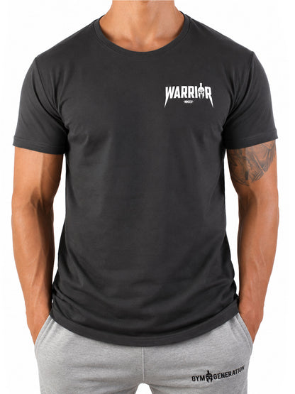 Dunkelgraues Warrior Gym T-Shirt für Herren von Gym Generation mit weissem Frontlogo, Athletic Fit und grauer Trainingshose