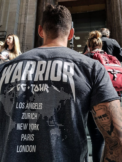 Gym T-Shirt in Milano von Gym Generation, zeigt den markanten Warrior-Druck mit Tour-Städten wie Los Angeles, Zürich und Paris.