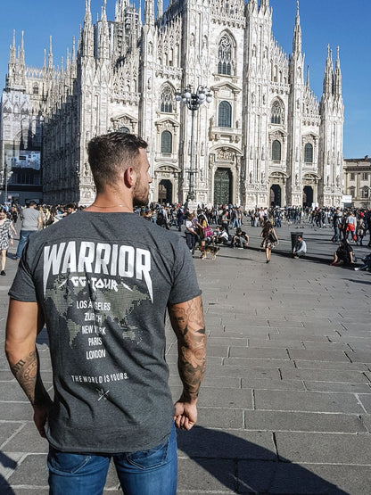 Gym T-Shirt 'World' in Grau von Gym Generation, getragen vor dem Mailänder Dom in Milano im Sommer.