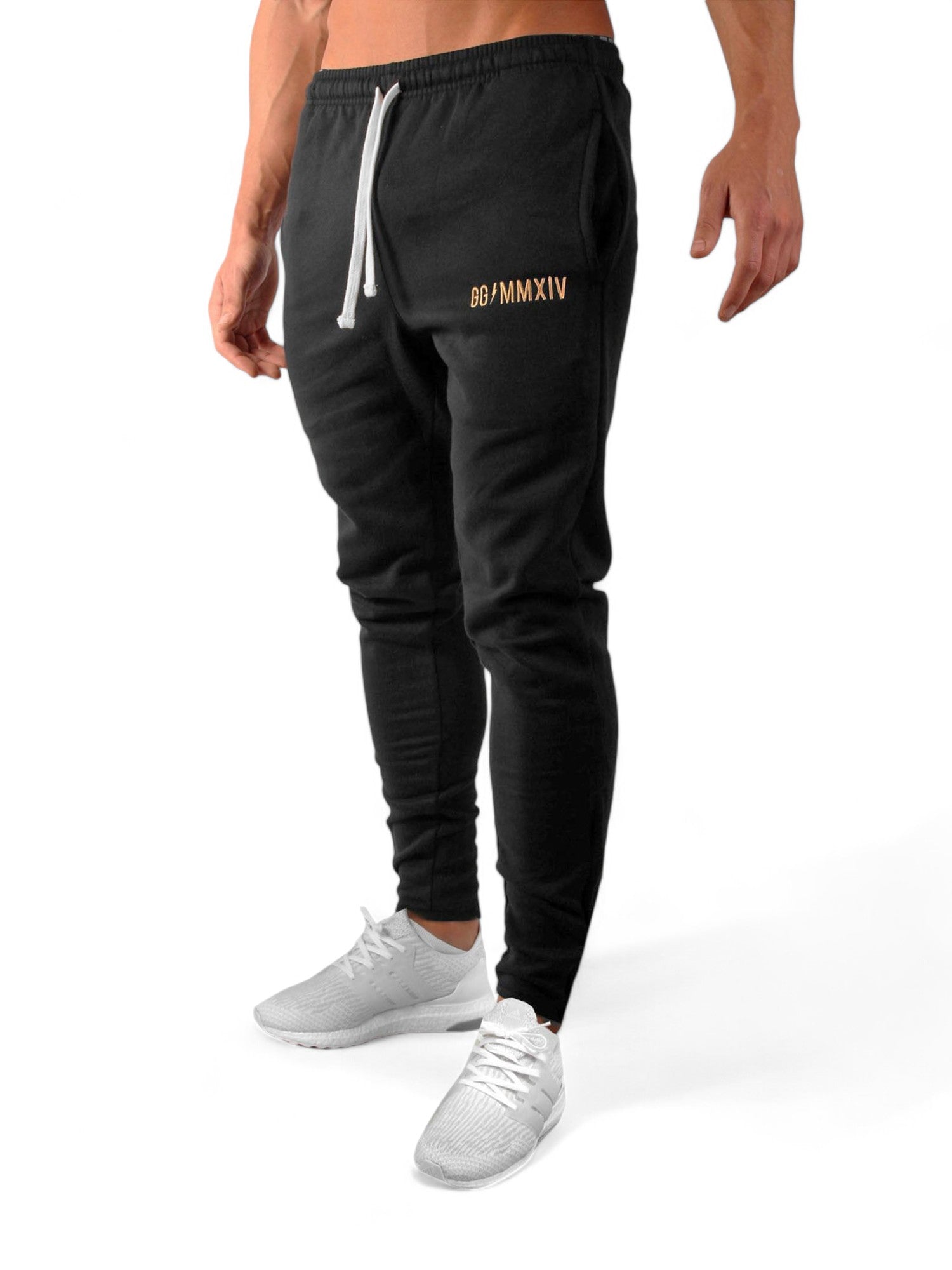 Gym Generation Trainerhose für Herren in Schwarz mit edlem goldenen Stickmuster vorne