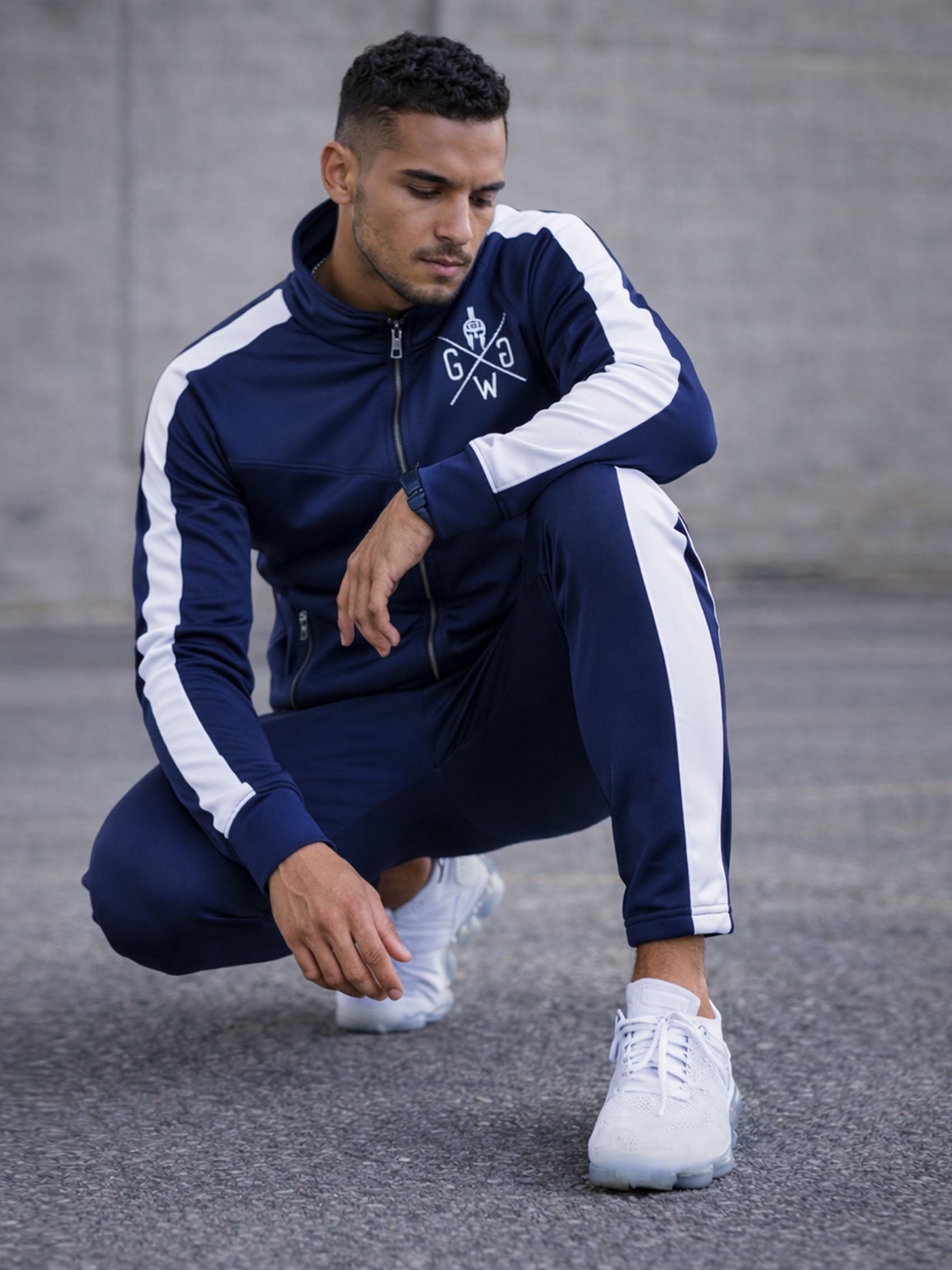 Herren Trainerhose von Gym Generation in Navy Blau mit weißem Seitenstreifen, sportlicher Urban Look mit Trainingsjacke im Alltag