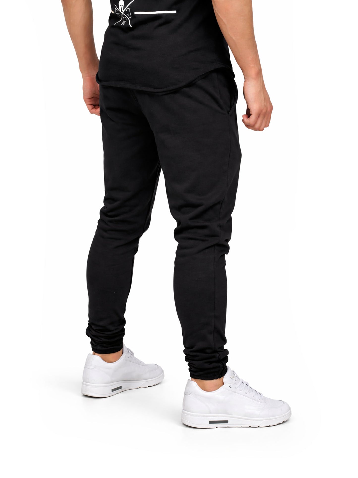 Rückansicht der Gym Generation Herren Trainerhose in Schwarz mit schmaler Passform, Studioaufnahme der Trainingshose auf weißem Hintergrund