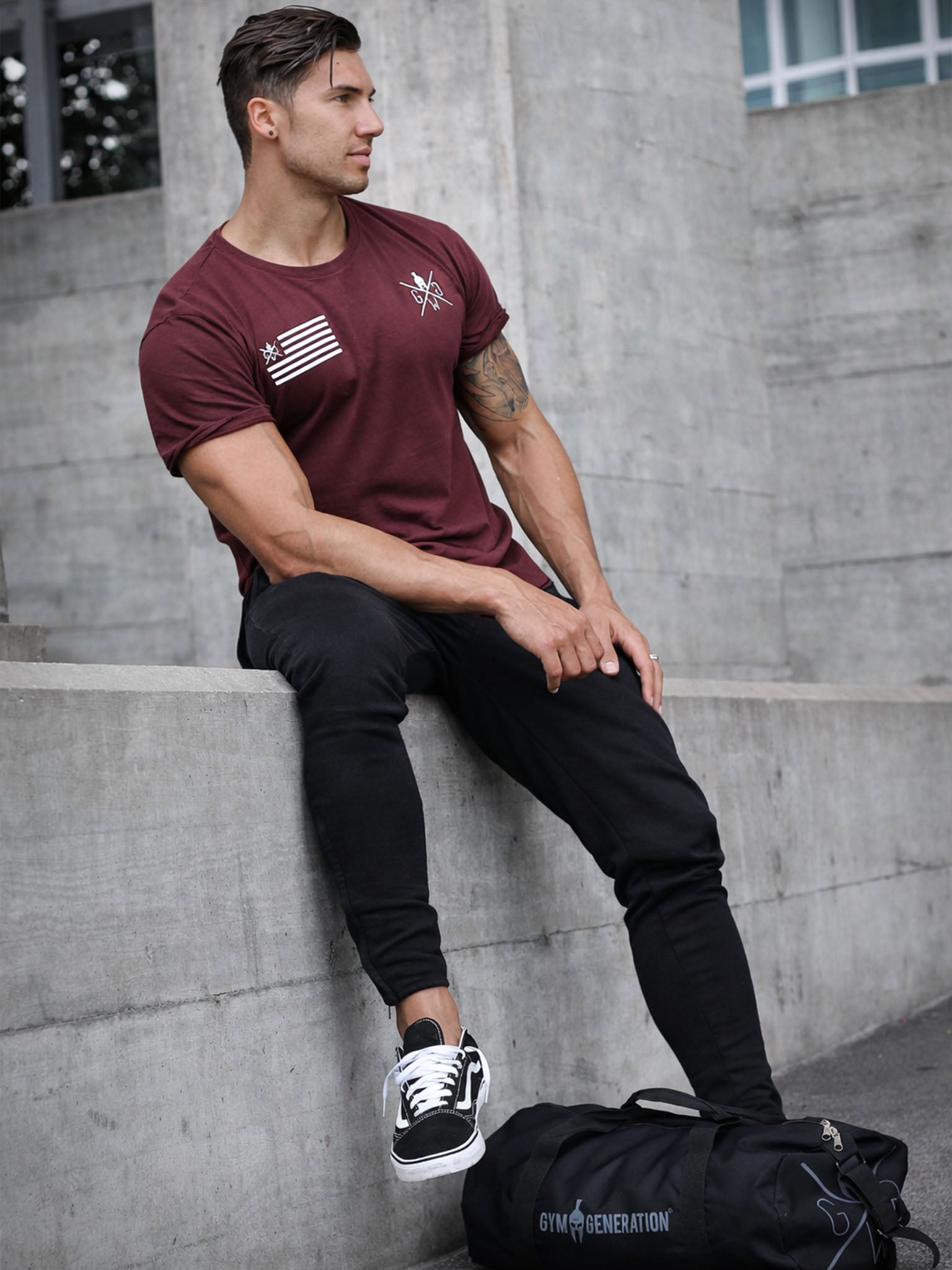 Athlet trägt Gym Generation Herren Trainerhose in Schwarz im sportlichen Streetstyle, moderner Fitness-Lifestyle im urbanen Umfeld
