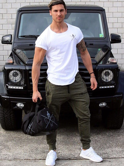 Gym Generation Trainingshose in Olive getragen von Luke Flex vor G Wagon