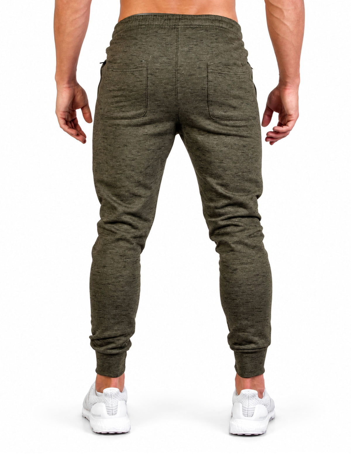 Trainerhose Premium Olive von hinten, mit zwei aufgesetzten Gesässtaschen, Reissverschluss-Seitentaschen und Rippbündchen am Knöchel