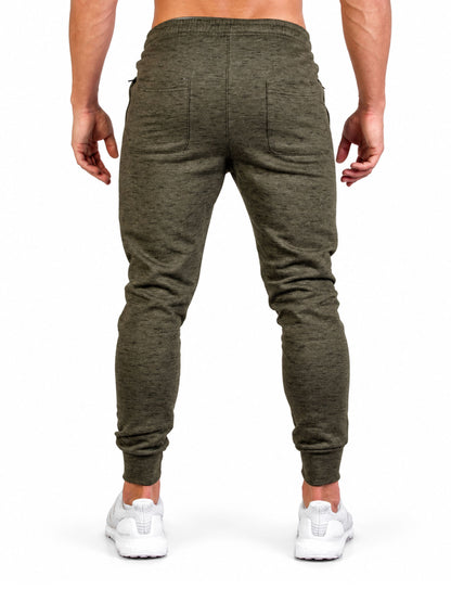 Trainerhose Premium Olive von hinten, mit zwei aufgesetzten Gesässtaschen, Reissverschluss-Seitentaschen und Rippbündchen am Knöchel