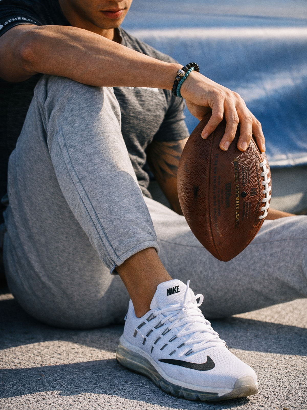 Gym Generation Herren Trainingshose grau getragen – sportlicher Lifestyle-Look beim Outdoor-Training mit Jogger