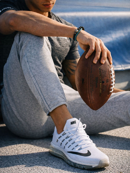 Gym Generation Herren Trainingshose grau getragen – sportlicher Lifestyle-Look beim Outdoor-Training mit Jogger