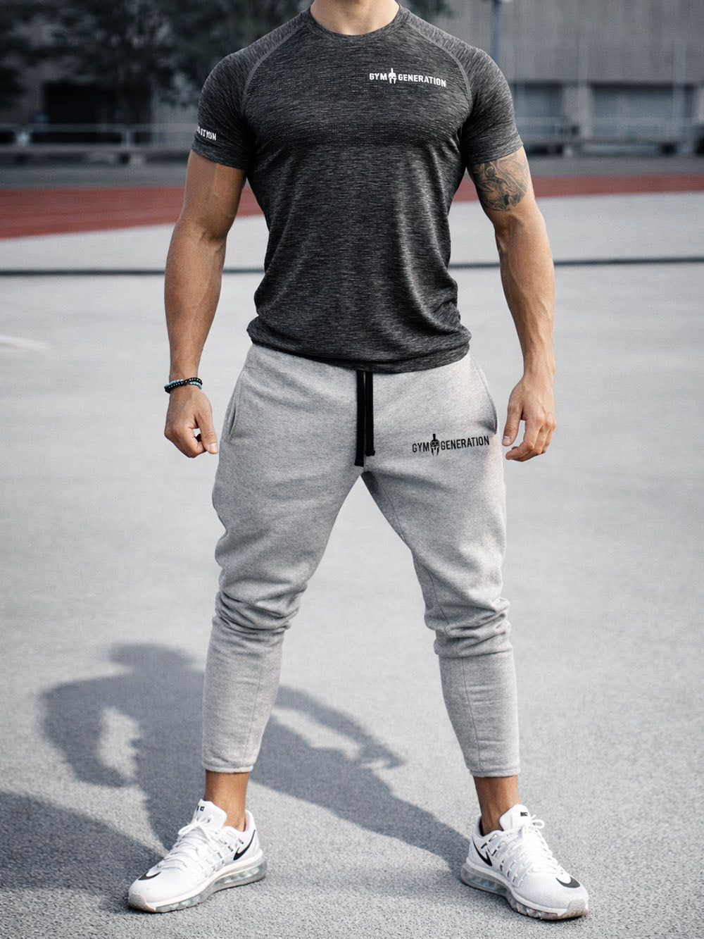 Gym Generation Herren Trainingshose grau getragen – sportlicher Model-Shot im urbanen Outdoor-Training