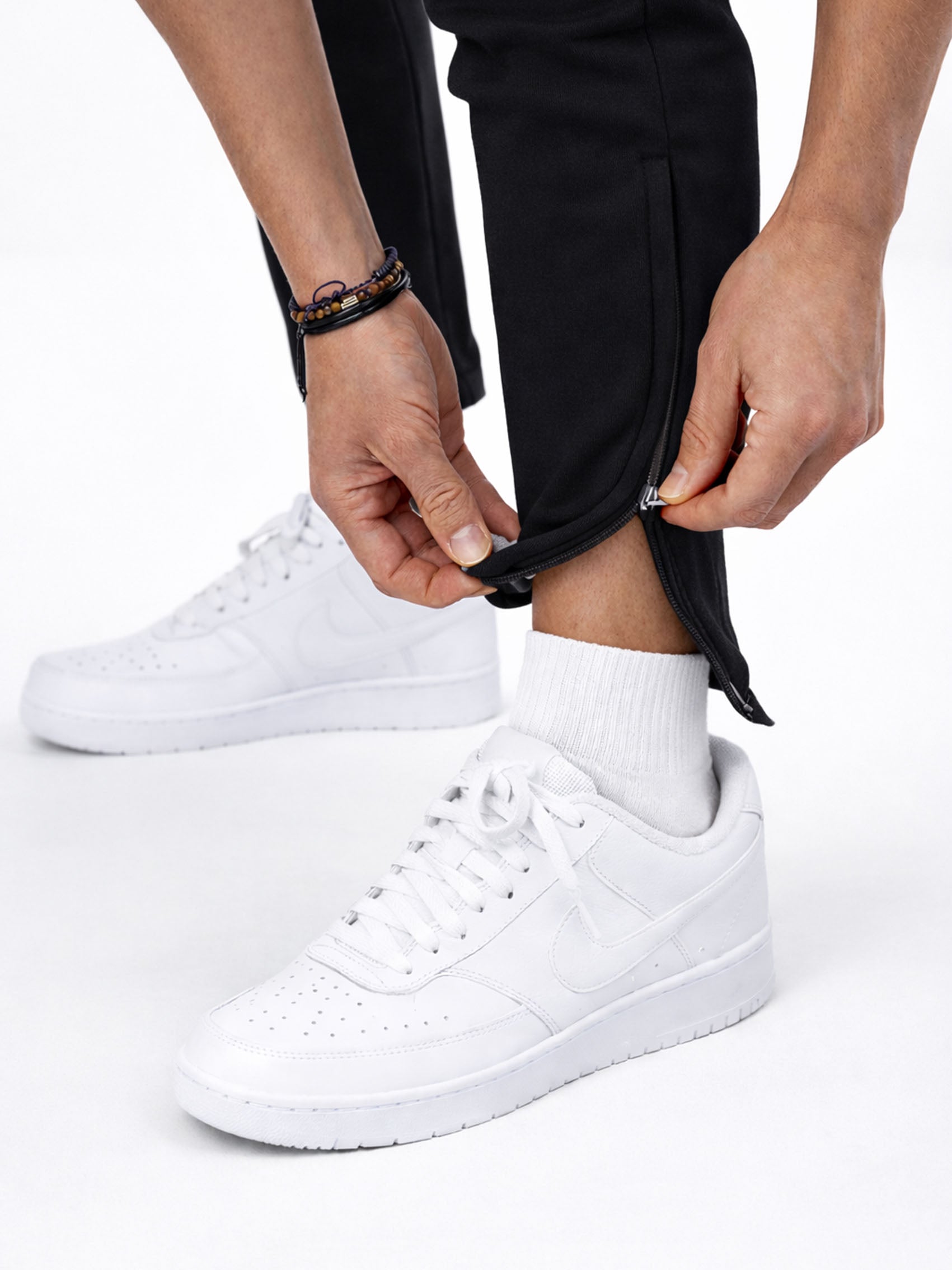 Detailaufnahme der schwarzen Herren Trainingshose von Gym Generation mit Reissverschluss am Knöchel für einfaches Anziehen – funktionale Fitnesshose für Gym und Alltag