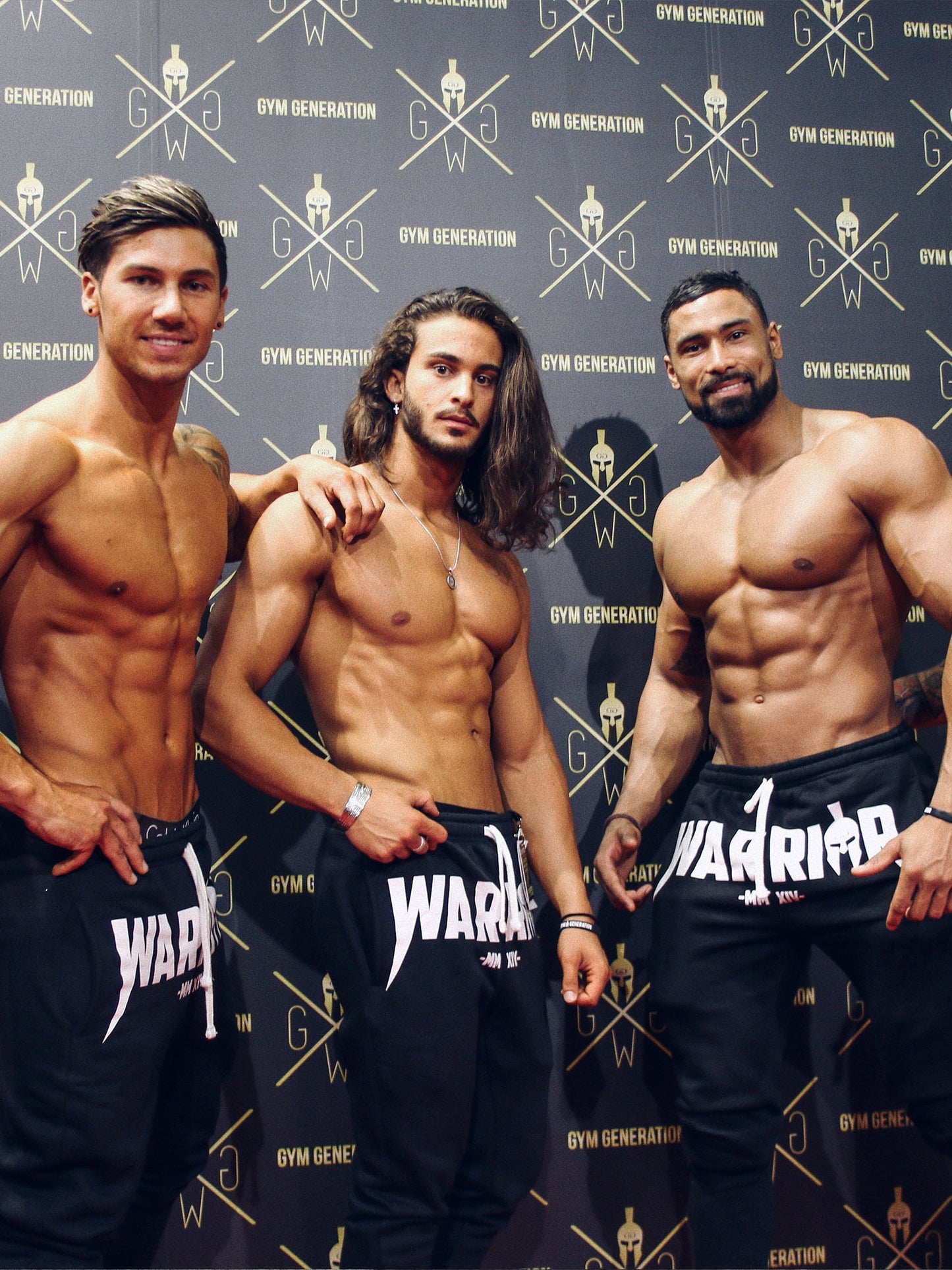 Schwarze Trainingshosen von Gym Generation mit "Warrior" Aufdruck - getragen von Gym Athleten auf der FIBO Köln.