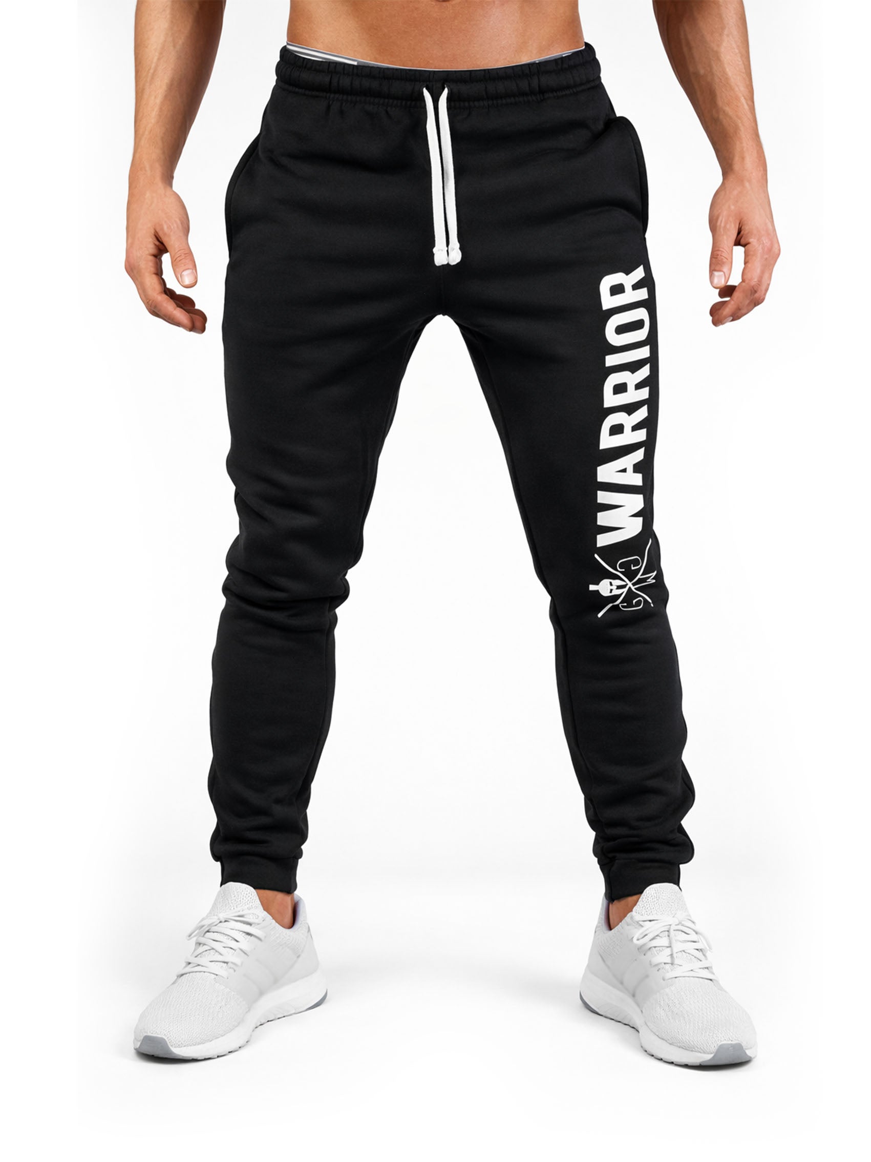 Frontansicht der schwarzen Gym Generation Herren Trainingshose mit Warrior Print, elastischem Bund und sportlicher Passform für Gym und Krafttraining