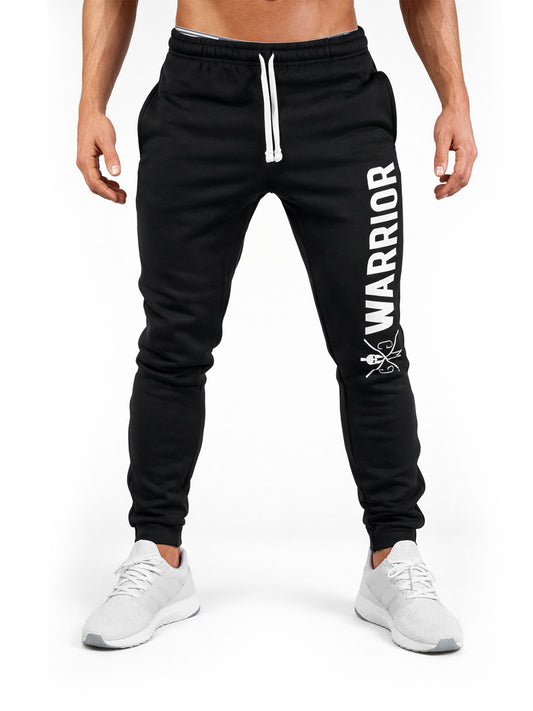 Frontansicht der schwarzen Gym Generation Herren Trainingshose mit Warrior Print, elastischem Bund und sportlicher Passform für Gym und Krafttraining