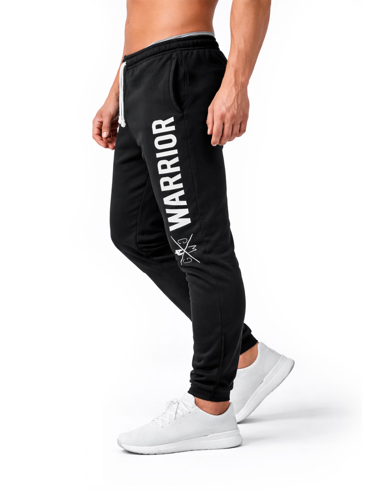 Seitenansicht der schwarzen Gym Generation Herren Trainingshose mit Warrior Print, schlanker sportlicher Passform und elastischem Bund für Gym und Workout