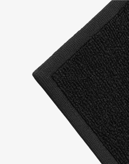 Detailaufnahme schwarzes Fitnesshandtuch mit goldener Stickerei – Gym Generation Logo hochwertig gestickt.