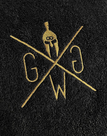 Nahaufnahme Sporthandtuch Schwarz mit goldenem Logo – edle Stickerei auf Baumwollstoff, Gym Handtuch von Gym Generation.
