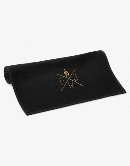 Schwarzes Fitnesshandtuch aus Baumwolle, gefaltet auf weißem Hintergrund – hochwertiges Gym Handtuch von Gym Generation für Training und Fitnessstudio.