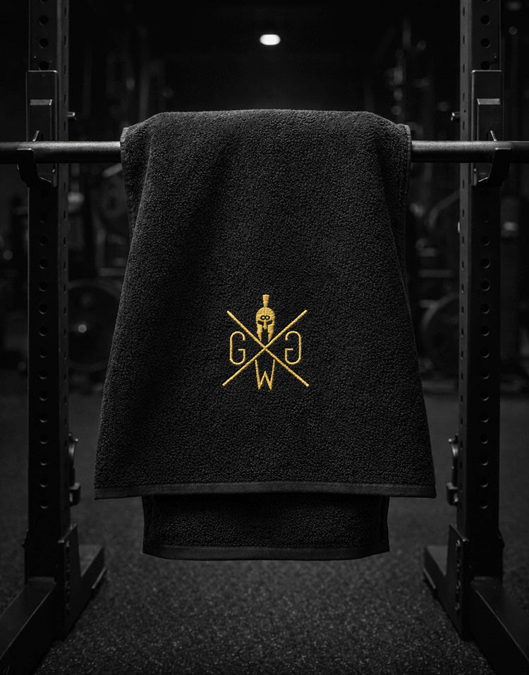 Gym Generation Premium Fitnesshandtuch Schwarz mit goldgesticktem Logo – extrem hochwertiges Gym Handtuch aus dichtem, saugfähigem Stoff für Krafttraining, Fitnessstudio, Bodybuilding & Sport Lifestyle