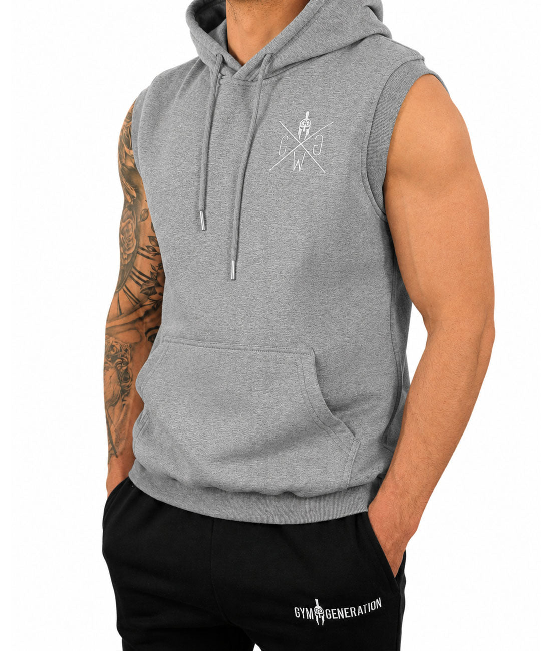 Ärmelloser Kapuzenpullover Herren Grau seitlich getragen, offene Schulterpartie und Kordelzug mit Metallkappen