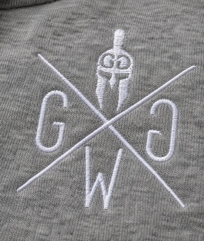 Gestickte Gym Generation Logo Applikation in Weiss auf grau meliertem Sweatstoff des ärmellosen Hoodies