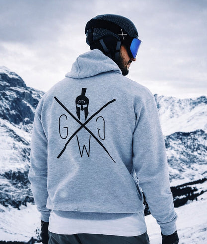 Grauer Gym Generation Hoodie für Herren in alpiner Berglandschaft, Rückenansicht mit Spartaner Logo, Fitness und Gym Hoodie für Krafttraining, Outdoor Sport und Performance Lifestyle