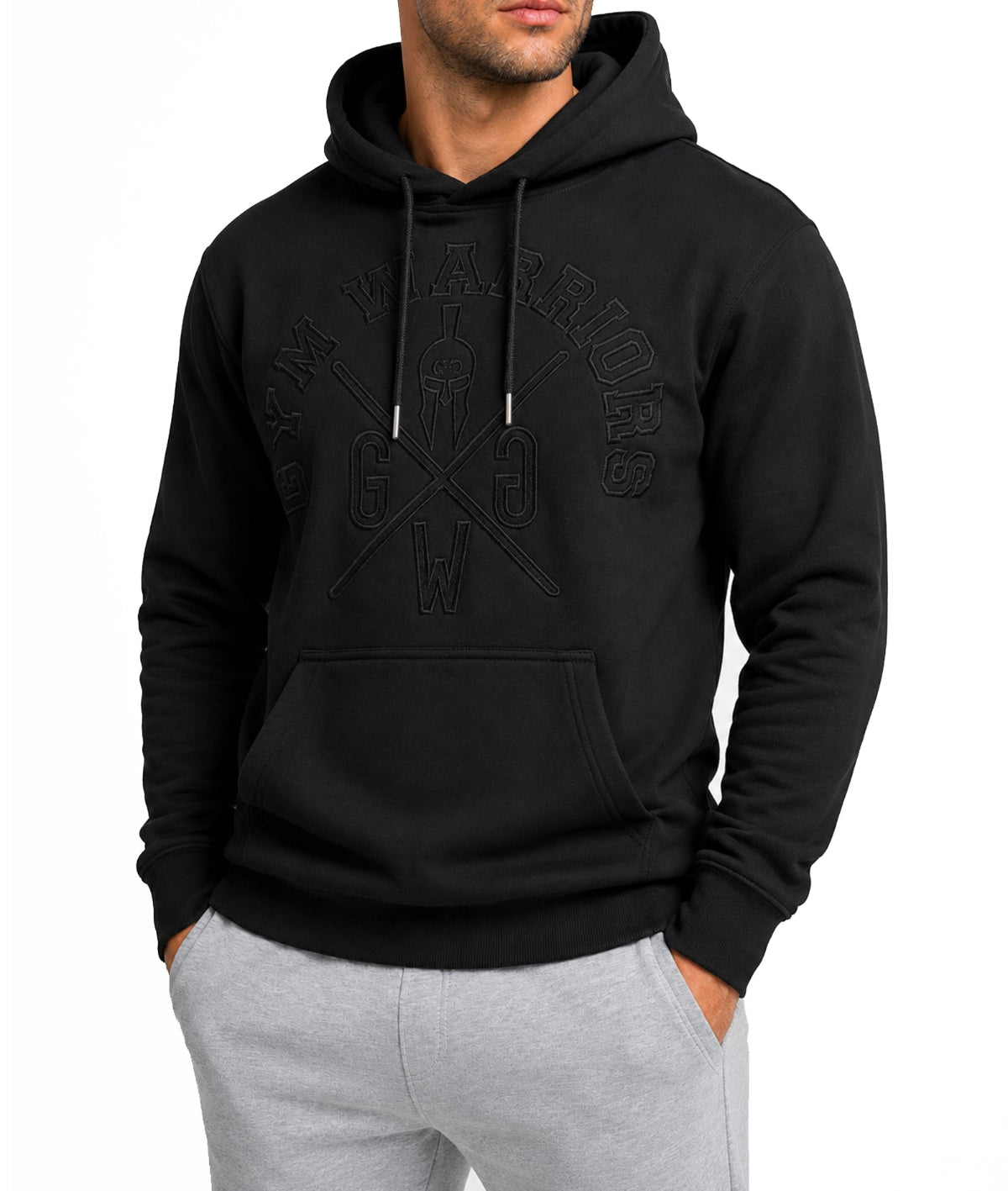  Gym Warriors Hoodie Herren Schwarz im Halbprofil getragen mit gestickter Spartaner-Front