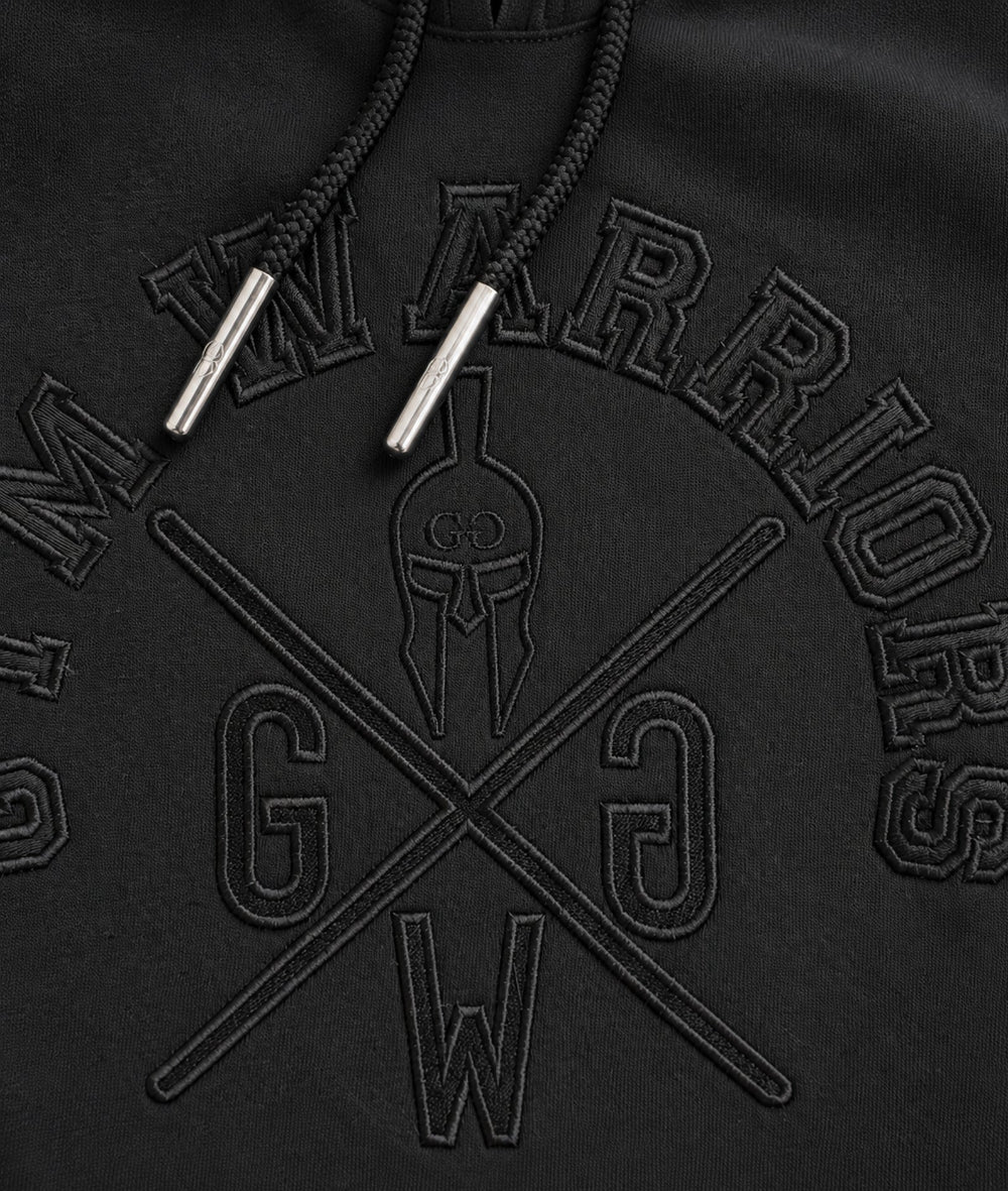 Detailaufnahme vom schwarzen Gym Warriors Hoodie mit Ton-in-Ton Stickerei, Kordelzug und silbernen Metallkappen