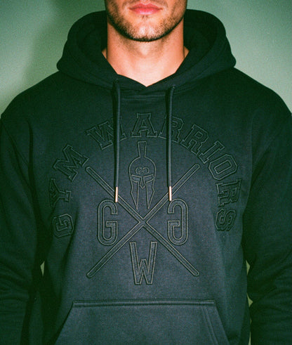 Athlet trägt schwarzen Gym Warriors Hoodie mit Ton-in-Ton Stickerei, Kapuze und sportlichem Fit