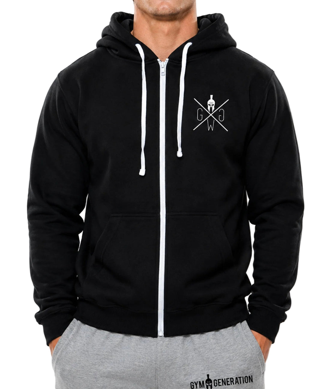 Gym Warriors Hoodie Herren Schwarz getragen mit weissem Reissverschluss, Kordeln und gesticktem Brustlogo