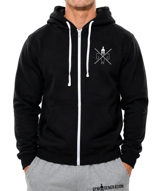 Gym Warriors Hoodie Herren Schwarz getragen mit weissem Reissverschluss, Kordeln und gesticktem Brustlogo