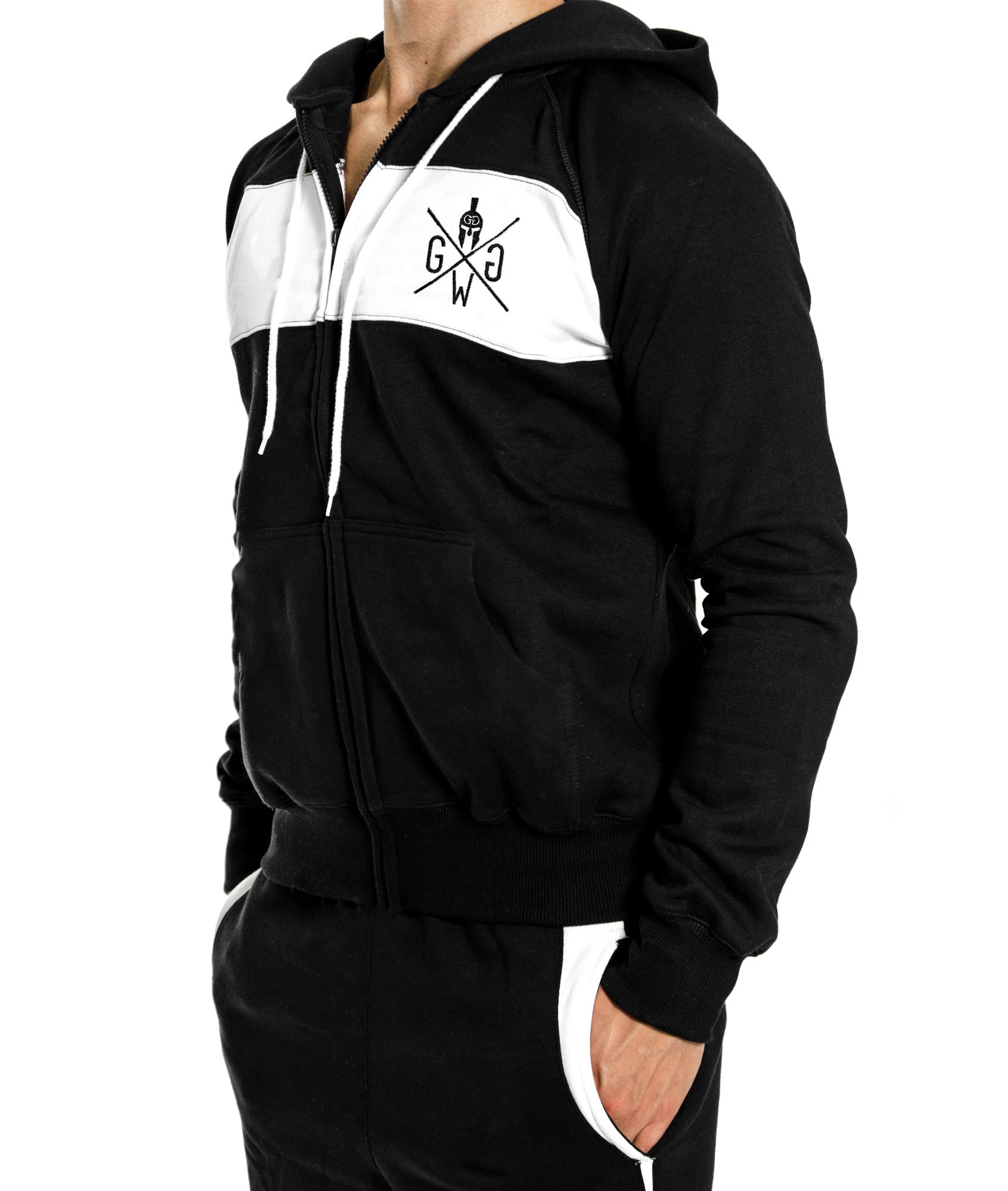 Seitenansicht eines Mannes in einer schwarzen Gym Generation Zip-Jacke mit Logo auf der Brust und passenden Jogginghosen, ideal für sportliche Aktivitäten und Freizeit.