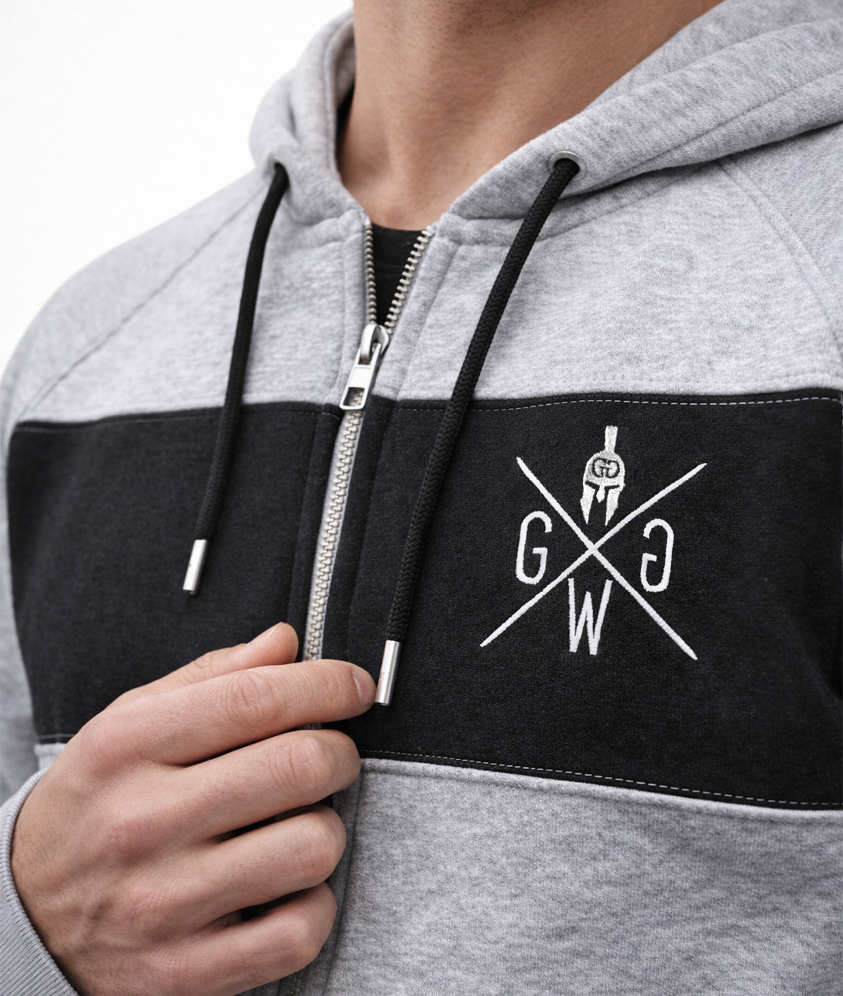 Grauer Gym Hoodie mit Reissverschluss von Gym Generation, Detailaufnahme Logo, Zipper und Kordeln, Premium Fitness Hoodie für Krafttraining und Alltag
