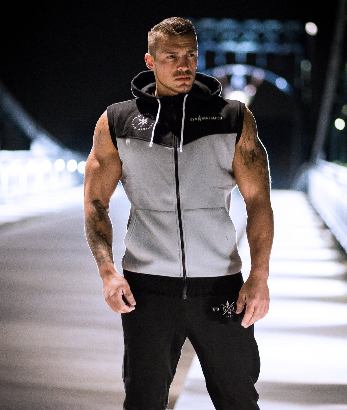 Sportlicher Hoodie ohne Ärmel für Herren, ideal für Training und Freizeit, in moderner schwarz-grauer Farbgebung.