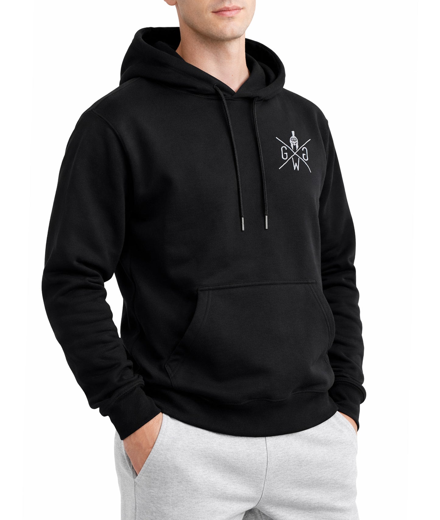 Schwarzer Gym Generation Herren Gym Hoodie mit Kapuze und Brustlogo, Schrägansicht im Studio