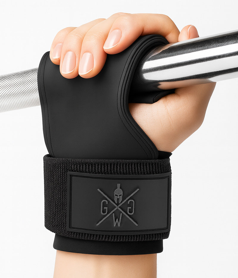 Gym Generation Lifting Grips in Anwendung – rutschfestes Grip Pad um die Hantelstange, Neopren-Handgelenkband für stabilen Grip bei Deadlifts, Rudern und Pull-Übungen im Krafttraining.