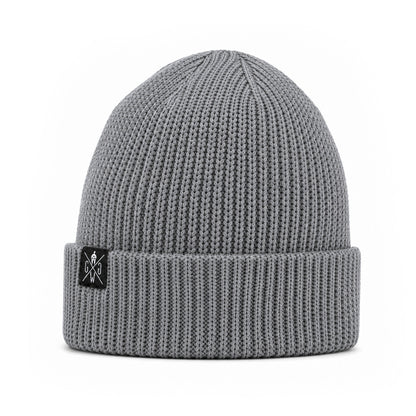 Winter Beanie Grau von der Seite – Gym Mütze mit breitem Umschlag und schwarzem Weblabel, Gym Generation