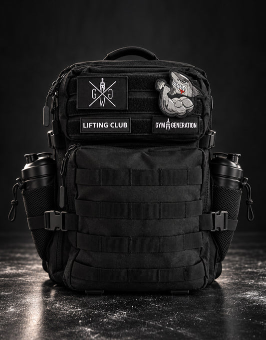 Gym Rucksack Adventurer 35L in Schwarz mit vier Klett-Patches und zwei Shakern in den Seitentaschen vor dunklem Hintergrund