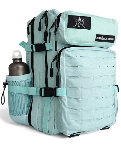 Schrägansicht des Gym Generation Gym Rucksacks in Arctic Mint mit MOLLE-System, Fronttasche und seitlichen Trinkflaschenhaltern