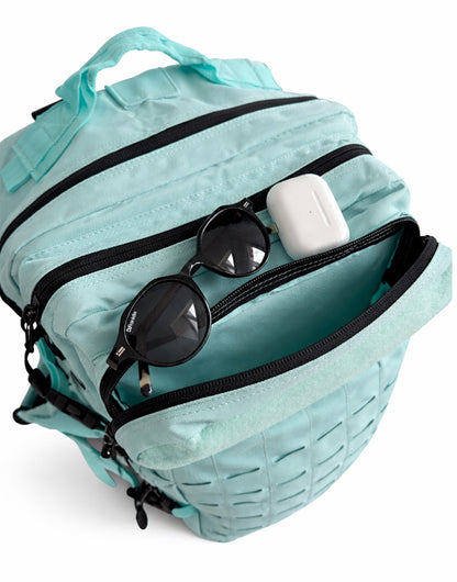 Geöffnete Ansicht des Gym Generation Gym Rucksacks in Arctic Mint mit organisiertem Hauptfach und Reissverschlussfächern – funktionaler Fitness- und Reise-Rucksack