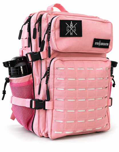 Pinker Fitness Rucksack Explorer Cotton Candy in Schrägansicht mit Klett-Patchfläche, schwarzen Zippern und Shaker in der Mesh-Seitentasche
