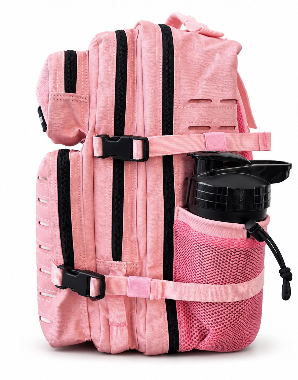 Seitenansicht des rosa Gym Rucksacks Explorer mit Kompressionsriemen und schwarzem Shaker in der pinken Mesh-Flaschentasche mit Kordelzug
