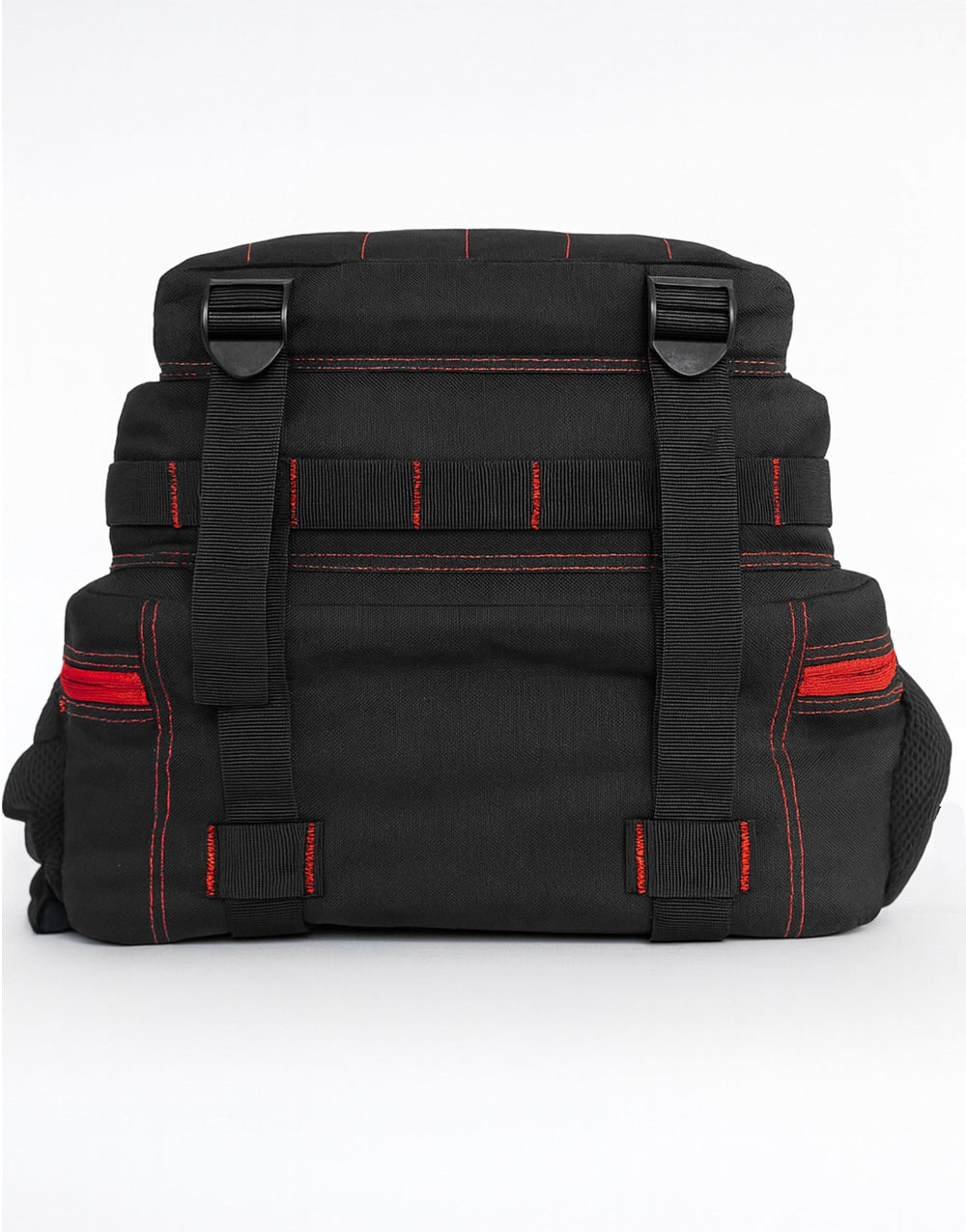 Unteransicht des Gym Generation ›No Pain No Gain‹ Special Edition Rucksacks in Schwarz-Rot mit verstärktem Boden, robusten Nähten und strapazierfähigem Material