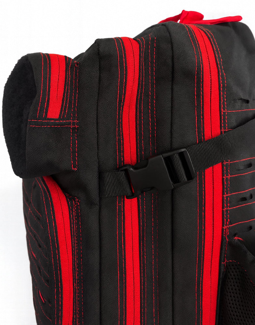 Detailaufnahme des Gym Generation Adventurer ›No Pain No Gain‹ Special Edition Rucksacks in Schwarz-Rot mit verstärkten Schulterpolstern, robusten Nähten und Kompressionsriemen