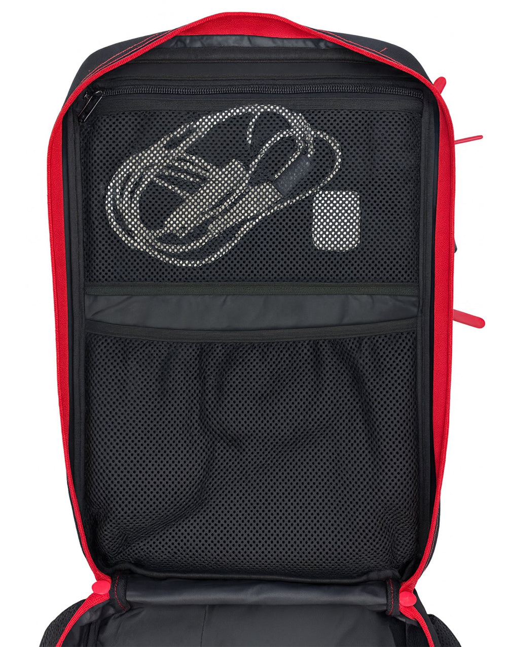 Innenfach-Detail des Gym Generation Adventurer ›No Pain No Gain‹ Special Edition Rucksacks in Schwarz-Rot mit Reissverschluss-Netzfach und zusätzlichem Stauraum für Zubehör