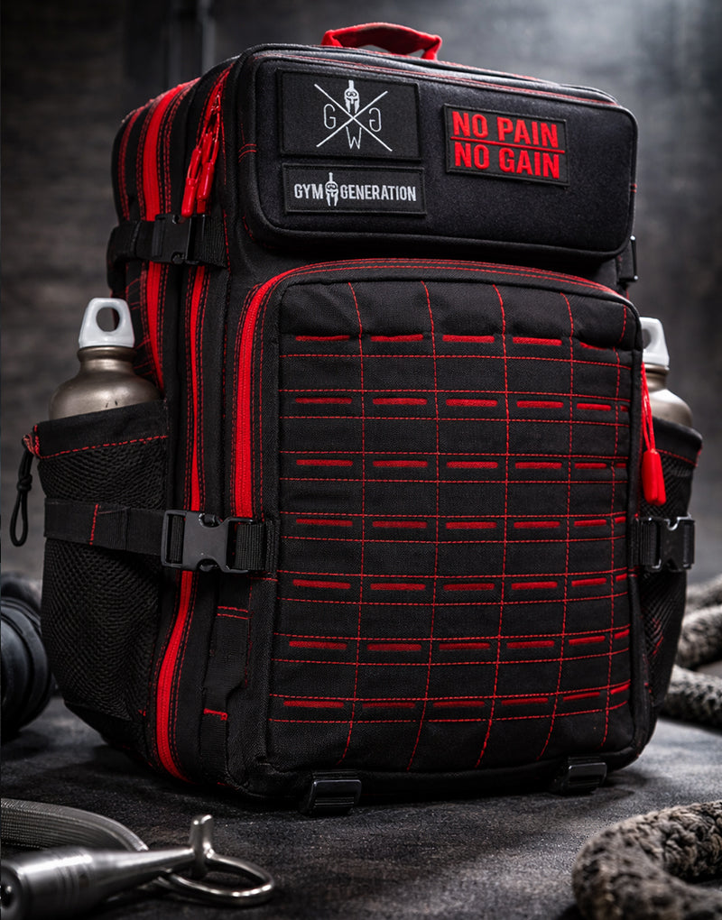 No Pain No Gain Gym Rucksack von Gym Generation in Schwarz-Rot – professioneller 45L Fitness- & HYROX-Wettkampf-Rucksack mit taktischem MOLLE-Panel, Patch-System, Trinkflaschenfächern und robuster Performance-Bauweise