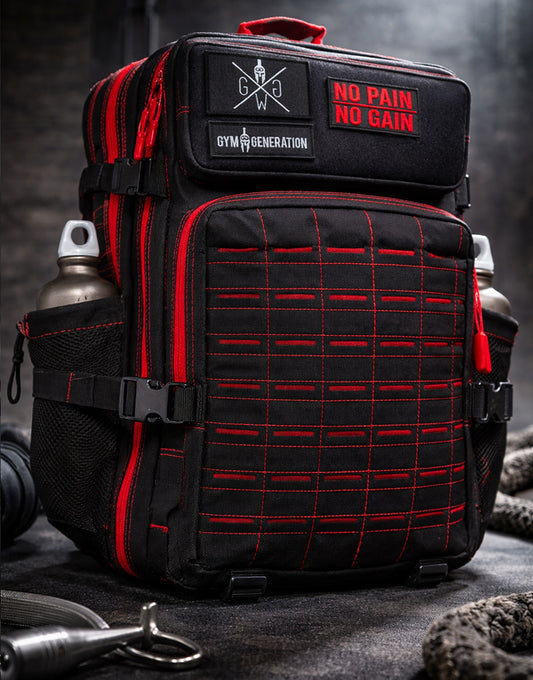 No Pain No Gain Gym Rucksack von Gym Generation in Schwarz-Rot – professioneller 45L Fitness- & HYROX-Wettkampf-Rucksack mit taktischem MOLLE-Panel, Patch-System, Trinkflaschenfächern und robuster Performance-Bauweise