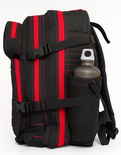 Seitenansicht des Gym Generation ›No Pain No Gain‹ Special Edition Gym Rucksacks in Schwarz-Rot mit Kompressionsriemen, seitlicher Netztasche und Trinkflaschenhalter
