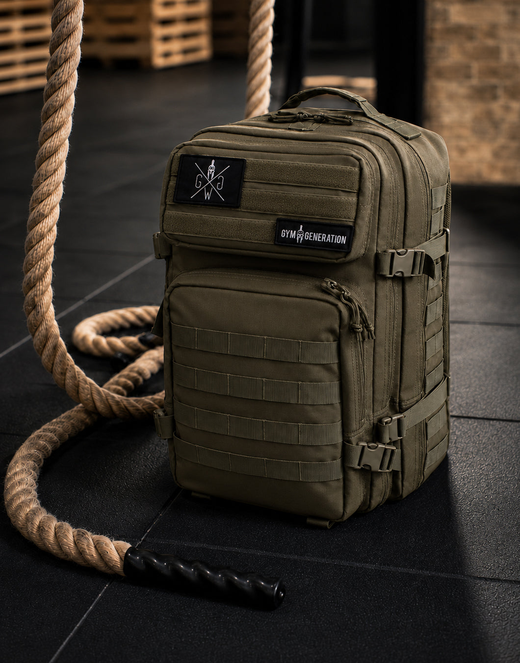 Gym Generation Gym Rucksack Adventurer in Olive im Fitnessstudio mit MOLLE-System, Patches und Battle Rope