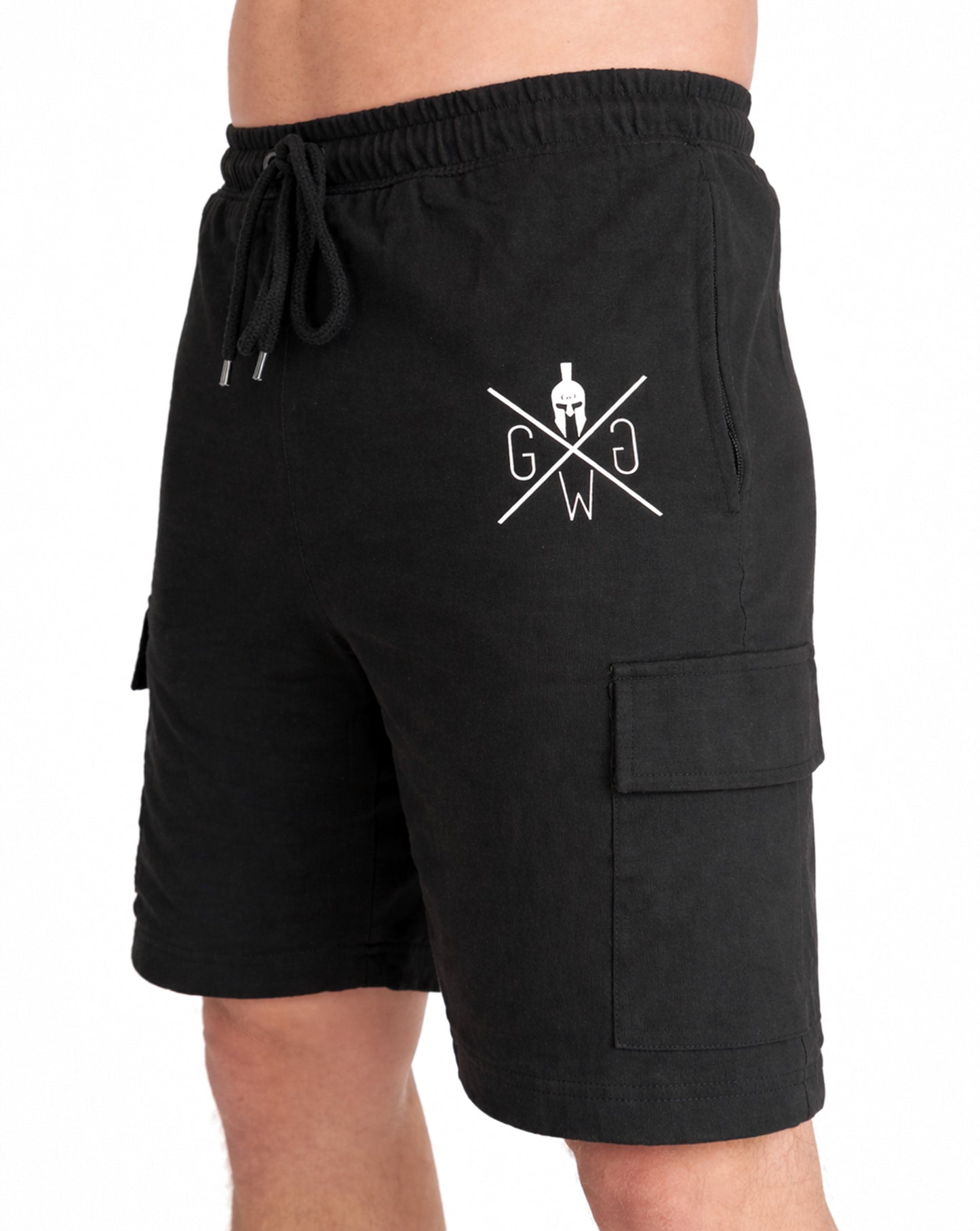 Schwarze Herren Cargo Shorts von Gym Generation in schräger Ansicht mit Beinlogo, Utility-Tasche und sportlichem Fit