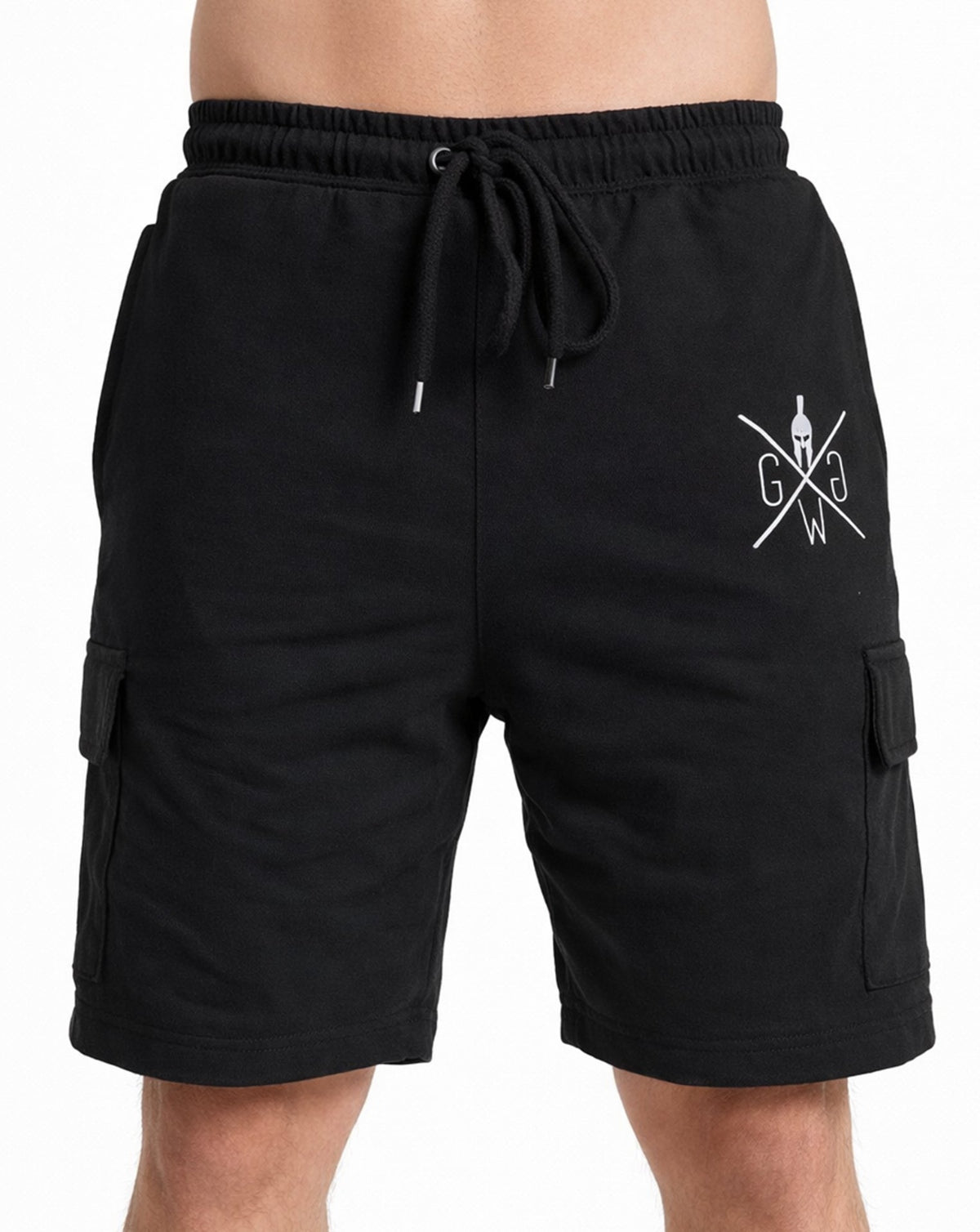 Schwarze Gym Shorts Cargo für Herren von Gym Generation in Frontalansicht mit Kordelzug, Cargo-Taschen und weißem Logo